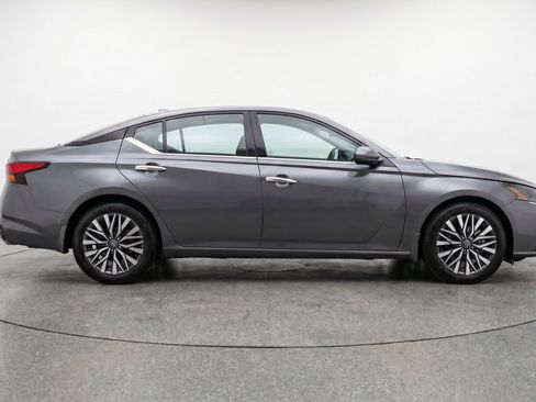 Used 2025 Nissan Altima 2.5 SV FWD image 11