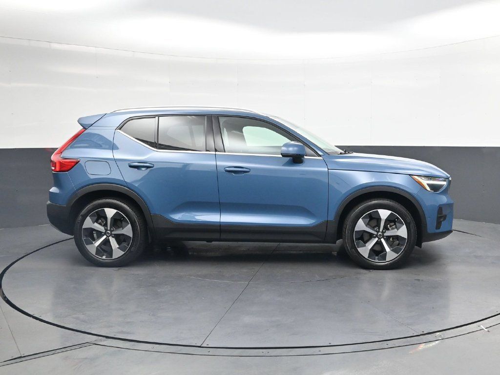 Used 2024 Volvo XC40 B5 Plus AWD/4WD image 3
