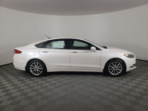 Used 2017 Ford Fusion SE w/ Fusion SE Technology Package image 5