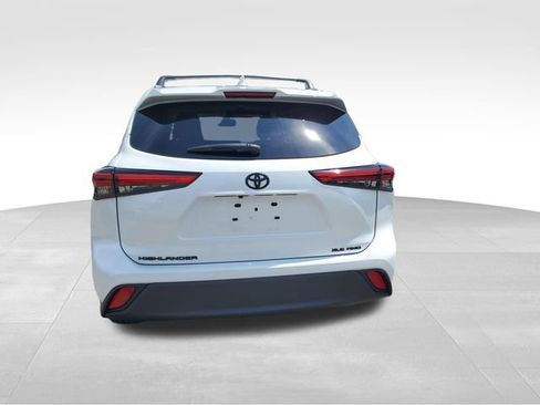 Used 2023 Toyota Highlander XLE AWD/4WD image 5