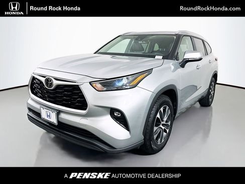 Used 2024 Toyota Highlander XLE image 1