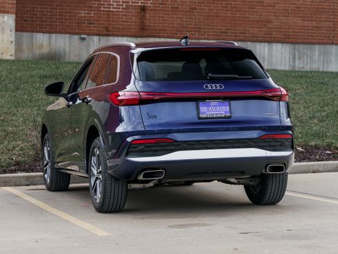 Certified 2025 Audi Q5 Premium w/ Convenience Package image 5