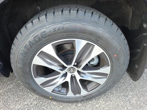 Used 2023 Toyota Highlander XLE image 7