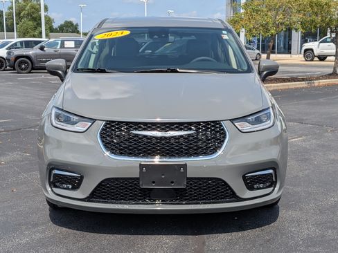 Used 2023 Chrysler Pacifica Touring-L FWD image 2