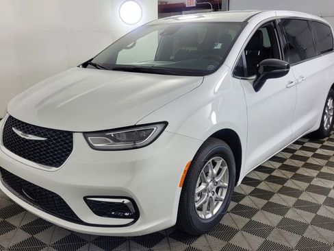 New 2026 Chrysler Pacifica Select image 3