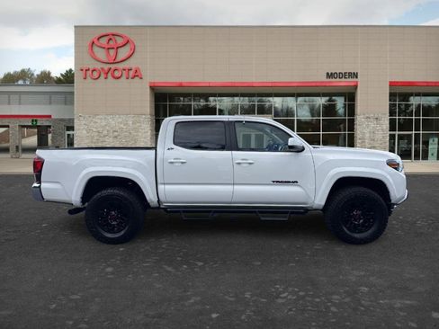 Certified 2022 Toyota Tacoma SR5 AWD/4WD image 7