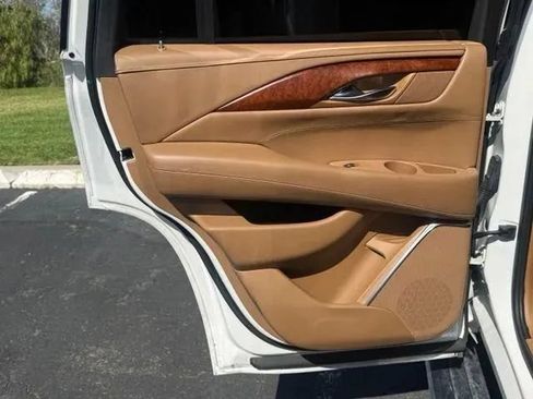 Used 2016 Cadillac Escalade Platinum AWD/4WD image 12