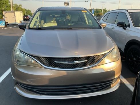 Used 2017 Chrysler Pacifica Touring w/ Tire & Wheel Group FWD image 12