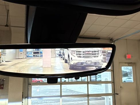 Used 2023 Chevrolet Traverse RS image 35