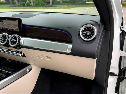 New 2025 Mercedes-Benz GLB 250 4MATIC image 10