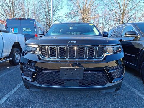 Used 2023 Jeep Grand Cherokee Laredo image 2