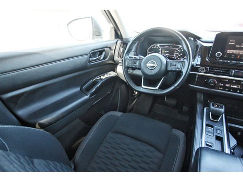 Used 2023 Nissan Pathfinder SV image 9