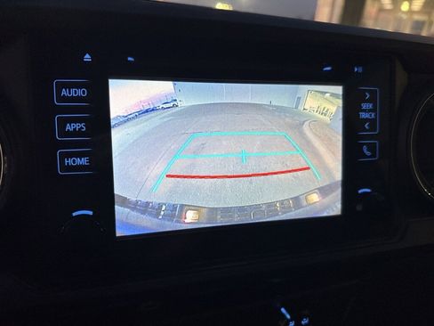 Used 2017 Toyota Tacoma TRD Sport image 10