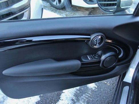 Used 2022 MINI Cooper 2-Door Hardtop w/ Premium Package image 15