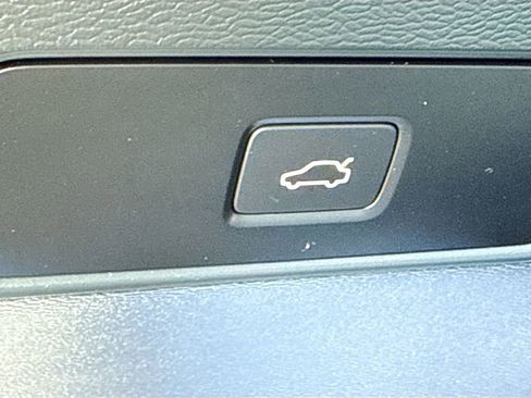 Used 2023 Volvo XC40 B5 Plus image 22