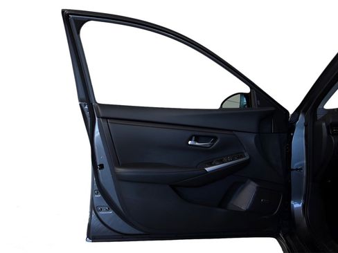 Used 2025 Nissan Sentra SR w/ SR Premium Package image 11