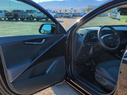 Used 2024 Kia Niro EX Touring image 11