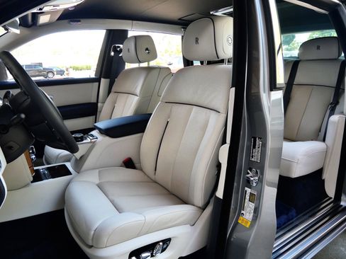 Used 2023 Rolls-Royce Phantom Sedan RWD image 29