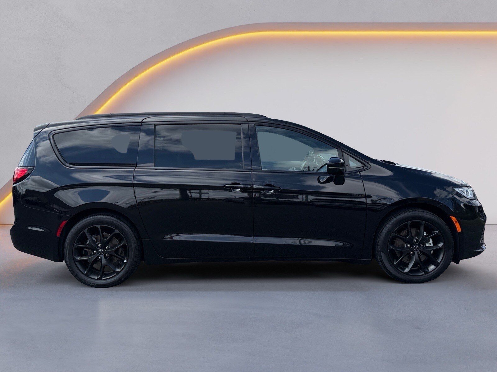 Used 2025 Chrysler Pacifica Limited FWD image 2