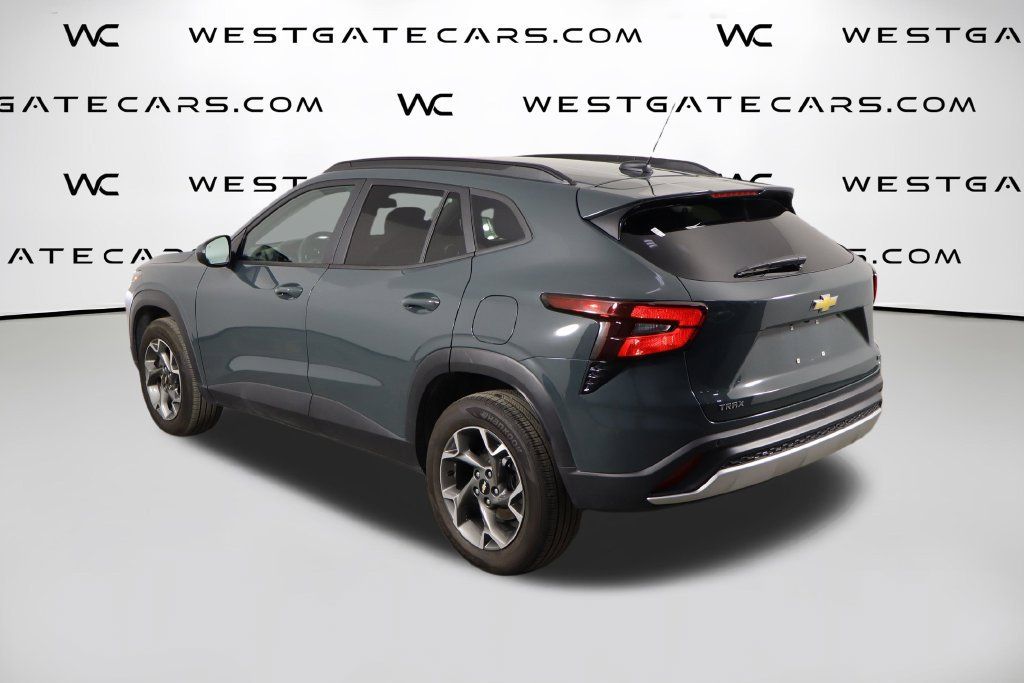 Used 2025 Chevrolet Trax LT w/ Sunroof Package FWD image 43