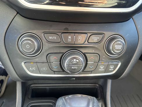 Used 2019 Jeep Cherokee Limited image 16