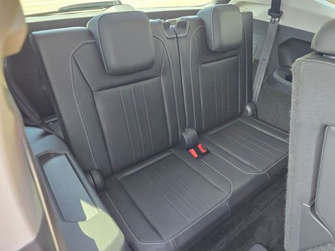 Used 2024 Volkswagen Tiguan SE FWD image 36
