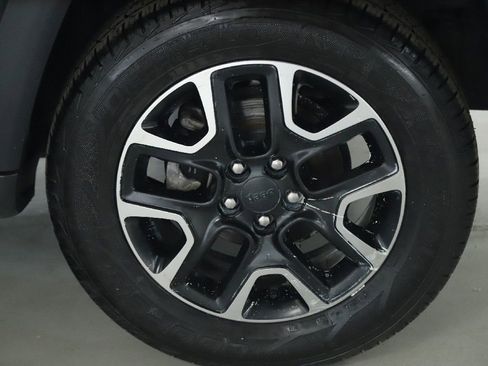 Used 2018 Jeep Compass Trailhawk w/ Cold Weather Group image 38