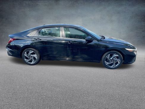 New 2025 Hyundai Elantra Limited image 32