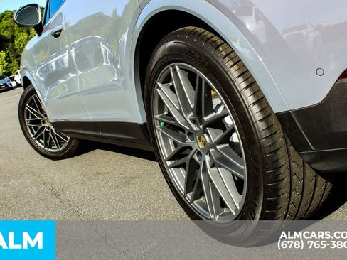Used 2024 Porsche Cayenne AWD/4WD image 13