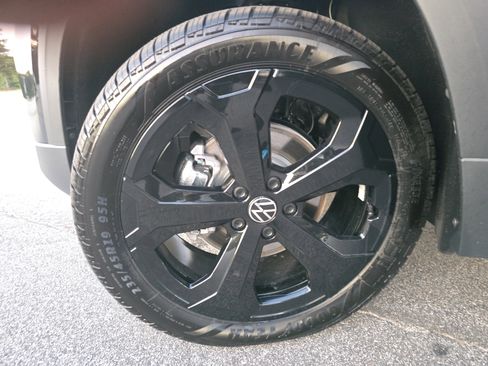 New 2025 Volkswagen Taos SEL image 31