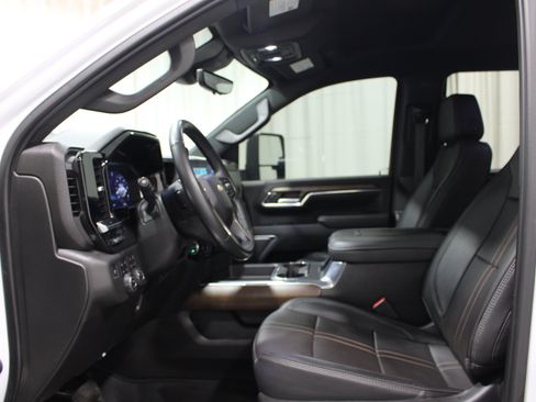 Used 2024 Chevrolet Silverado 2500 High Country w/ Technology Package AWD/4WD image 3
