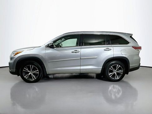 Used 2016 Toyota Highlander XLE AWD/4WD image 4