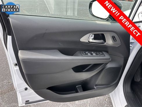 Used 2025 Chrysler Pacifica Select image 12