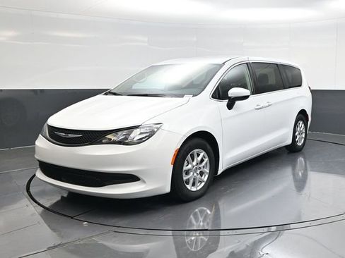 Used 2023 Chrysler Voyager LX image 7
