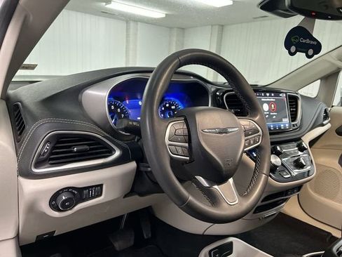 Used 2023 Chrysler Pacifica Touring-L w/ Uconnect Theater Family Group AWD/4WD image 10