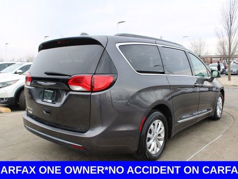 Used 2017 Chrysler Pacifica Touring-L image 7