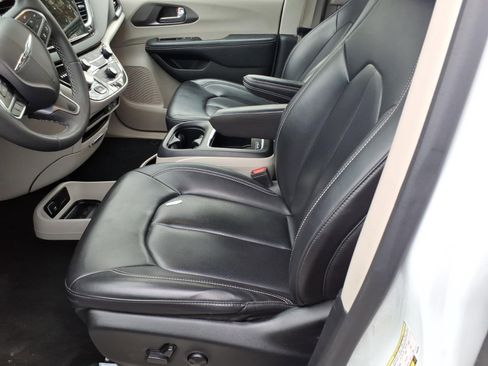 Used 2023 Chrysler Pacifica Touring-L image 9