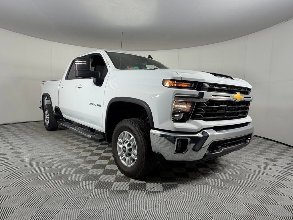 Used 2025 Chevrolet Silverado 2500 LT w/ Convenience Package AWD/4WD image 4