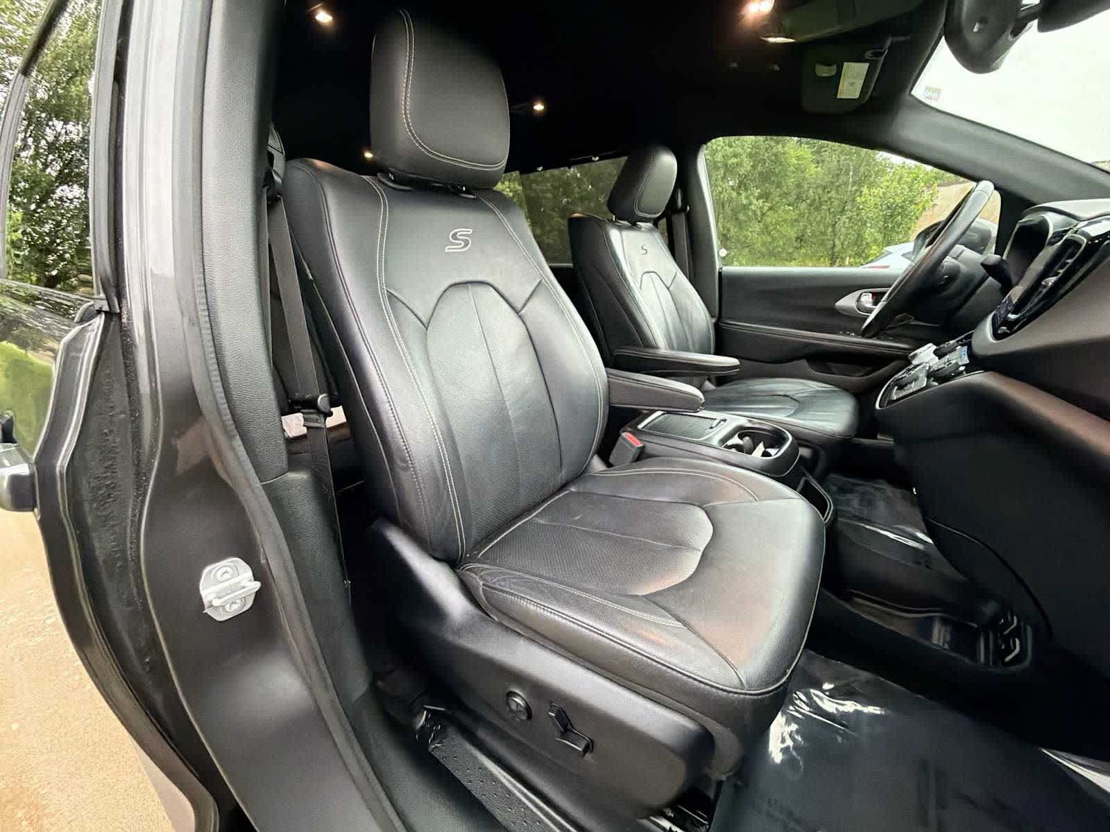 Used 2018 Chrysler Pacifica Touring-L Plus FWD image 18