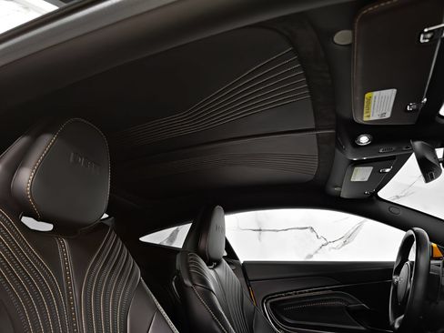 Used 2017 Aston Martin DB11 V12 RWD image 17