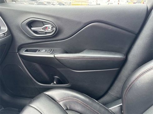 Used 2019 Jeep Cherokee Trailhawk image 21