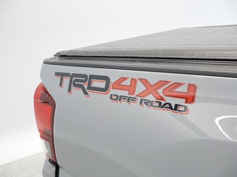 Used 2018 Toyota Tacoma TRD Off-Road AWD/4WD image 17