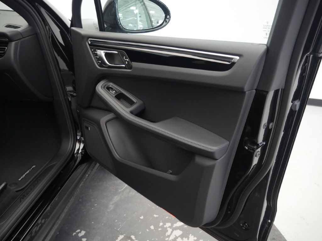 Certified 2026 Porsche Macan AWD/4WD image 24