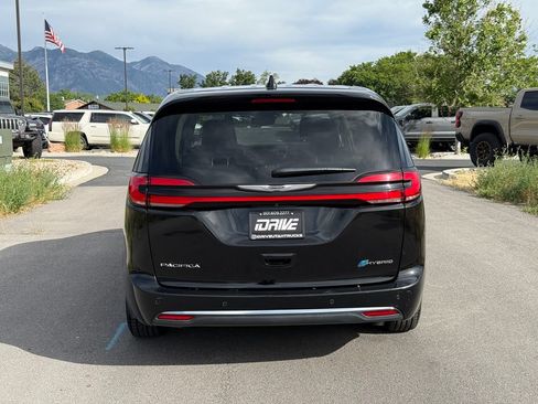 Used 2024 Chrysler Pacifica Limited FWD image 11