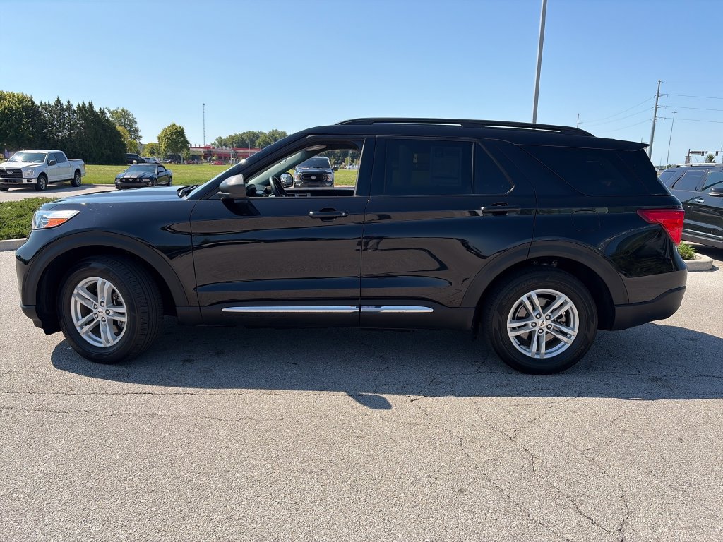 Used 2023 Ford Explorer XLT w/ Equipment Group 202A AWD/4WD image 3