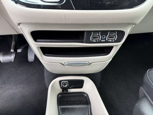 Used 2023 Chrysler Pacifica Touring-L FWD image 24