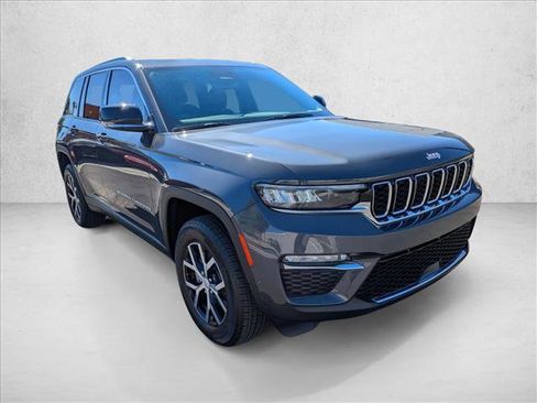 Used 2024 Jeep Grand Cherokee Limited image 3