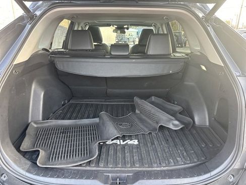 Used 2022 Toyota RAV4 XLE Premium image 17