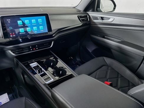 Used 2024 Volkswagen Atlas Cross Sport SE image 21