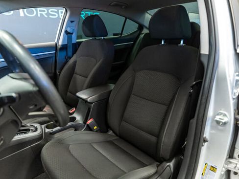 Used 2019 Hyundai Elantra SE w/ Winter Weather Package image 10